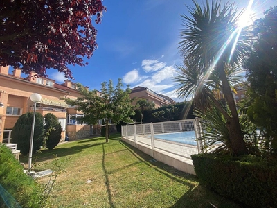 Dúplex en alquiler en Sevilla la Nueva de 2 habitaciones con terraza y piscina