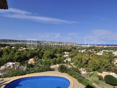 Exclusiva propiedad con vistas al mar ubicada muy próxima a la Playa del Arenal de Jávea y servicios.