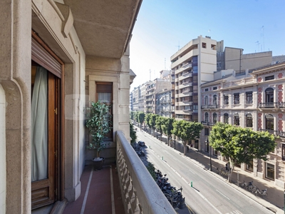 Exclusiva vivienda de más de 350 m2 en plena calle de Colón de Valencia, con varios balcones, un piso por planta y totalmente exterior.
