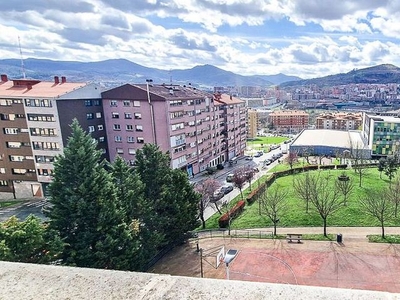 Piso en alquiler en Etxebarri de 3 habitaciones con terraza y garaje