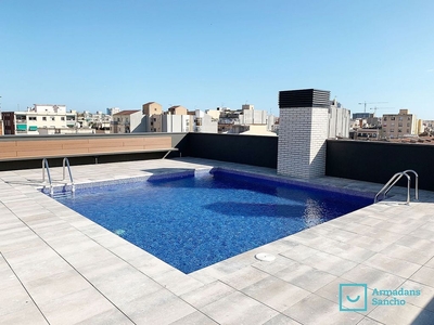 Piso en venta en calle Pallars de 4 habitaciones con terraza y piscina