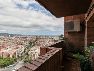 Piso en venta en La Guineueta de 3 habitaciones con terraza y piscina