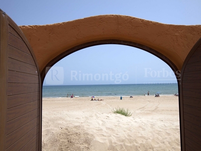 Venta de villa en primera línea de playa a menos de 15 km de Valencia.