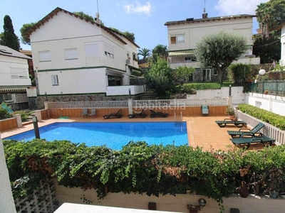 Casa pareada casa adosada con piscina en Montmar Castelldefels