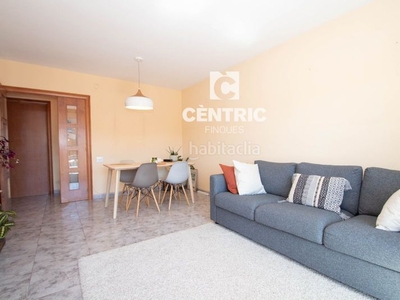 Piso de cuatro habitaciones con balcón. si estás buscando un piso amplio y bien situado éste debes visitarlo. dispone de una superficie construida de 116m². en Terrassa