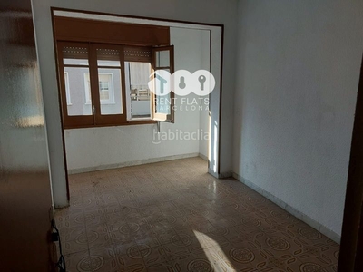 Piso en venta de 2 habitaciones, buena comunicación. amplio salón comedor con 2 ventanales grandes que dan a la calle. habitación matrimonio amplia con ventana a calle y habitación doble, cocina independiente y baño con plato de ducha. en Cornellà de Llobregat