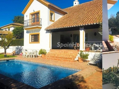 Villa en venta en Estepona