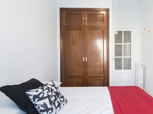 Acogedora habitación en apartamento de 7 dormitorios, Moncloa, Madrid