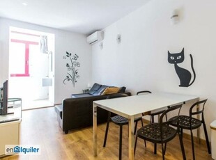 Elegante apartamento de 4 dormitorios con balcón y aire acondicionado en alquiler en Poblenou, cerca del metro