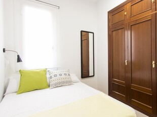 Habitación ordenada en un apartamento de 7 dormitorios, Moncloa, Madrid