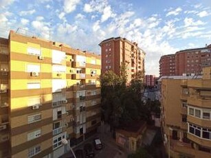 Piso de tres habitaciones quinta planta, San José-San Carlos-Fontanal, Sevilla