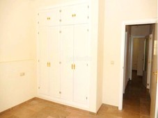 Piso luminoso y amplio bajo de 2 dormitorios en residencial tranquilo en Manilva