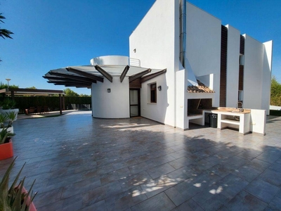 Alquiler Casa adosada Chiva. Plaza de aparcamiento con terraza 330 m²