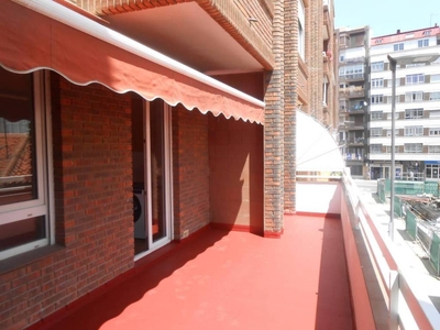 Alquiler Piso León. Piso de cuatro habitaciones en Calle Máximo Cayón Waldaliso. Buen estado primera planta con terraza