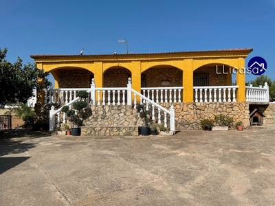 Chalet en venta con piscina en urbanización de Lliria.