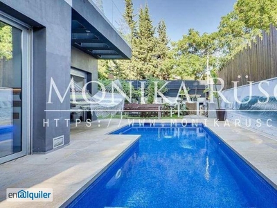 Moderna Casa independiente en ALQUILER DE VERANO de 209m2 con terrazas. Dispone de 4 habitaciones 3 baños, jacuzzi y piscina. Ubicado en la zona residencial de Gran Via Mar, muy cerca de la playa y del centro de Castelldefels.DISPONIBLE A PARTIR DEL...