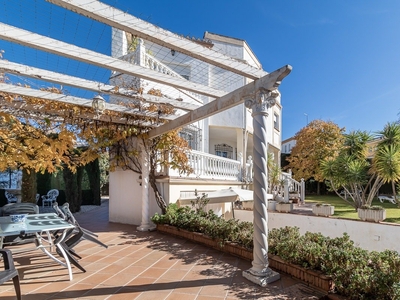 Venta de casa con piscina y terraza en Gójar, Centro de salud