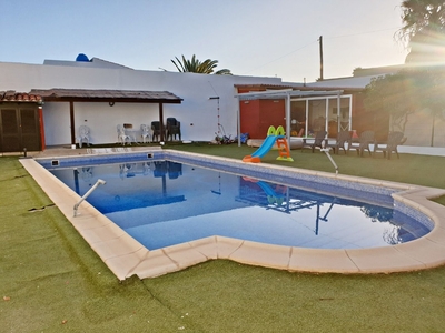 Venta de casa con piscina y terraza en Los Abrigos (Granadilla de Abona)