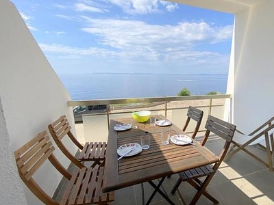 Apartment in Seafront with private parking in Canyelles Petites area.