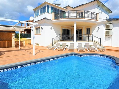 Hermosa y espaciosa casa de vacaciones para familias con una gran piscina y jardín. - WiFi Gratis