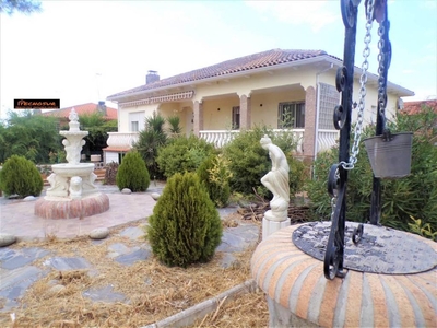Venta Casa unifamiliar en Avenida olmos Villaluenga de La Sagra. Buen estado con terraza 318 m²