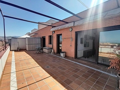 Alquiler de ático en Barrio de Zaidín de 2 habitaciones con terraza y garaje