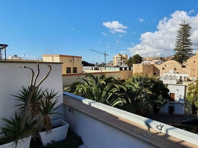 Alquiler de ático en Centro - Almería de 2 habitaciones con terraza y garaje
