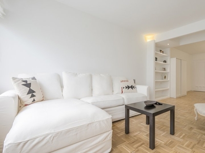 Apartamento de 3 dormitorios en alquiler en Almagro, Madrid.