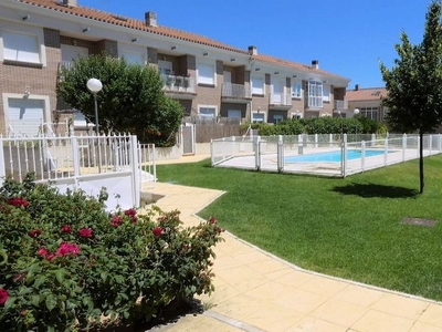 Ático en alquiler en calle De Castilla y León de 2 habitaciones con terraza y piscina