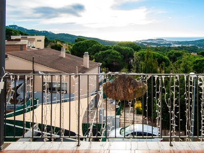 Casa Aislada en venta. Casa con vistas despejadas de dos plantas. Consta de 3 habitaciones, 2 baños. Zona barbacoa con posibilidad de construir piscina.