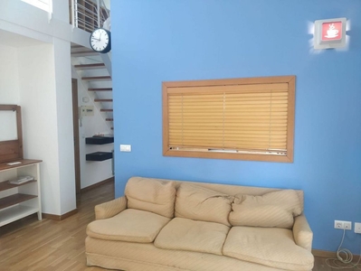 Dúplex en alquiler en Eixample Nord – La Devesa de 3 habitaciones con balcón y aire acondicionado