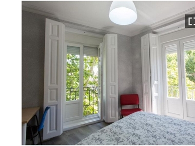 Habitación amueblada en apartamento de 5 dormitorios en Atocha, Madrid