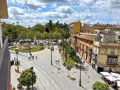 Piso en venta en avenida De la Constitución de 4 habitaciones con terraza y garaje