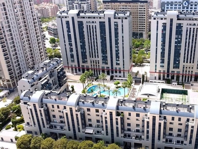 Piso en venta en avenida De Las Cortes Valencianas de 3 habitaciones con terraza y piscina