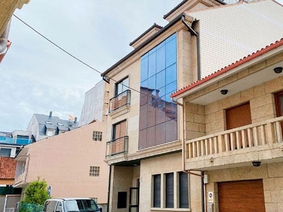 Piso en venta en calle Ourense de 2 habitaciones con terraza y garaje