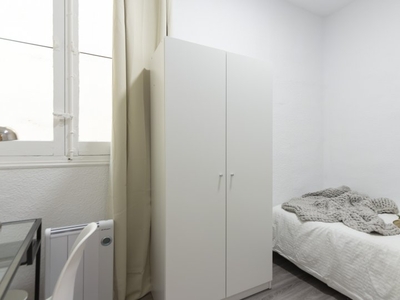 Se alquila habitación, apartamento de 4 dormitorios, Salamanca, Madrid