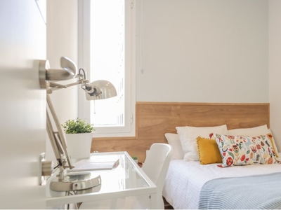Se alquila habitación moderna en apartamento de 8 dormitorios en Retiro Madrid