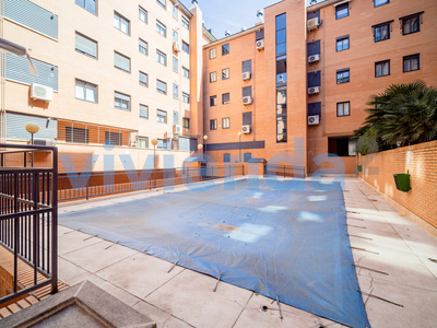 Venta de ático con piscina y terraza en Ventas (Madrid)