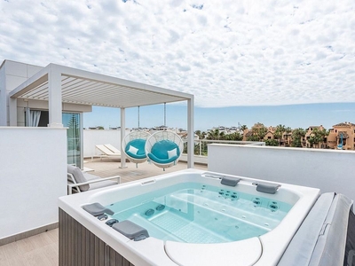 Venta de ático en avenida Mar Mediterráneo de 3 habitaciones con terraza y piscina