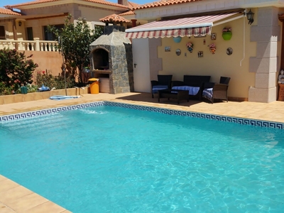 Venta de casa con piscina en Antigua