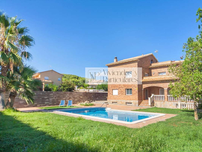 Venta de casa con piscina en El Vendrell