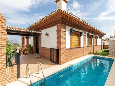 Venta de casa con piscina y terraza en Albolote, TORREÓN