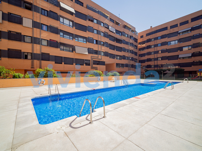 Venta de piso con piscina y terraza en Rejas (Madrid)