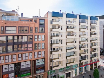 Venta de piso en Centro - Alicante de 4 habitaciones con terraza y garaje