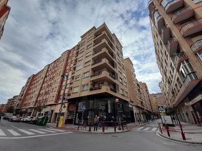Venta de piso en Centro - Logroño de 4 habitaciones con terraza y calefacción