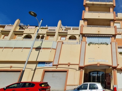 Alquiler de piso con piscina y terraza en Roquetas de Mar, Urbanizacion