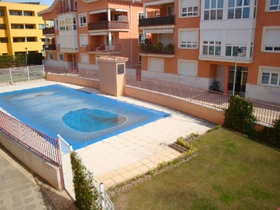 Alquiler de piso en calle Bernardino Obregón de 3 habitaciones con terraza y piscina