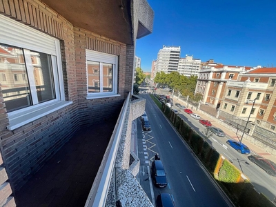 Alquiler de piso en calle Hospital Militar de 3 habitaciones con terraza y calefacción