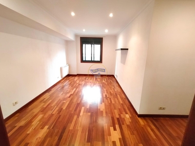 Alquiler de piso en Zona Praza Independencia, O Castro (Vigo), Avda. de Camelias