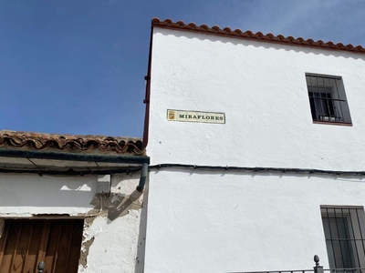Сasa con terreno en venta en la Calle Miraflores' Constantina